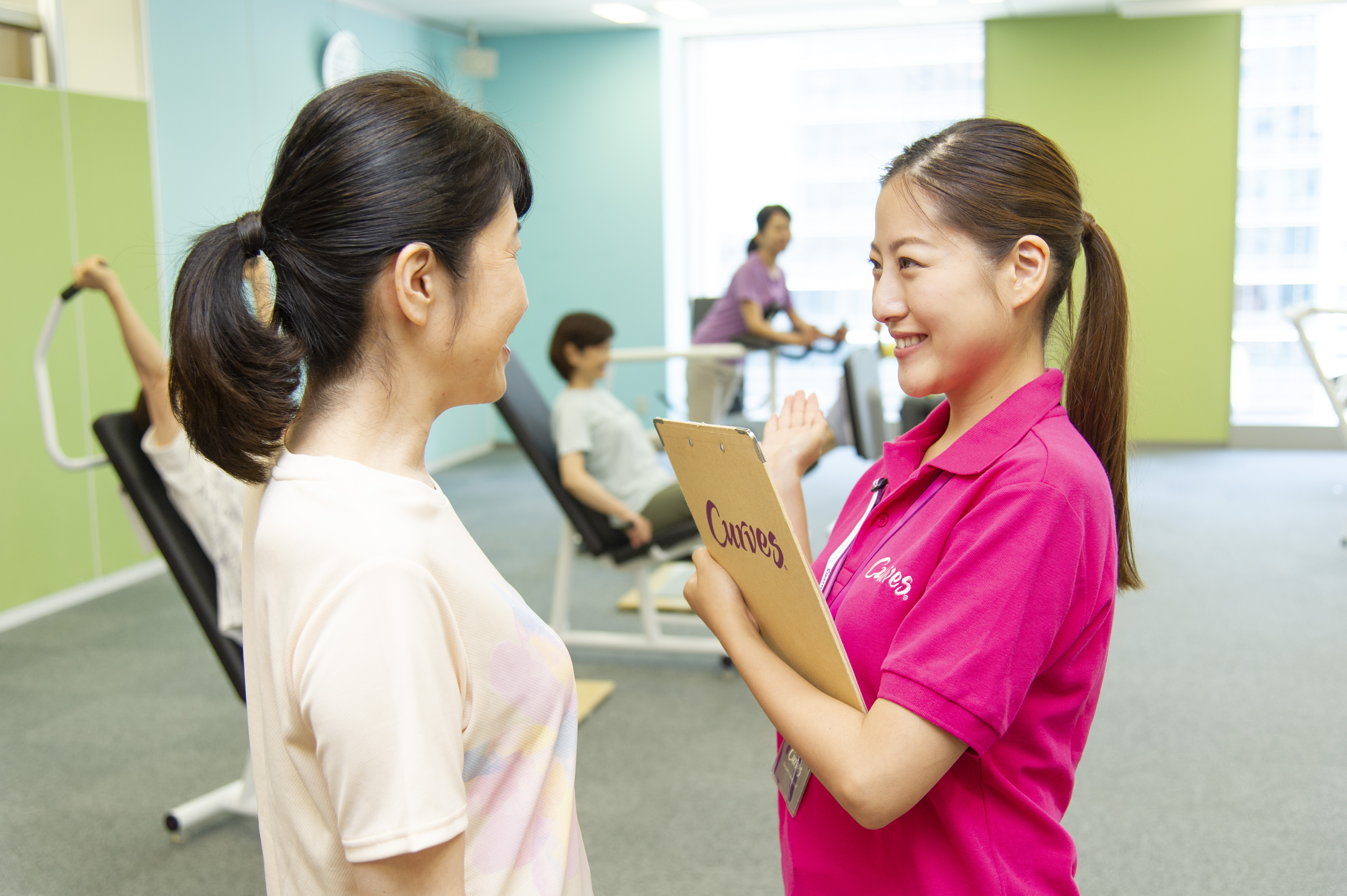 スタッフがお客様と笑顔で向き合い話を聞いている様子