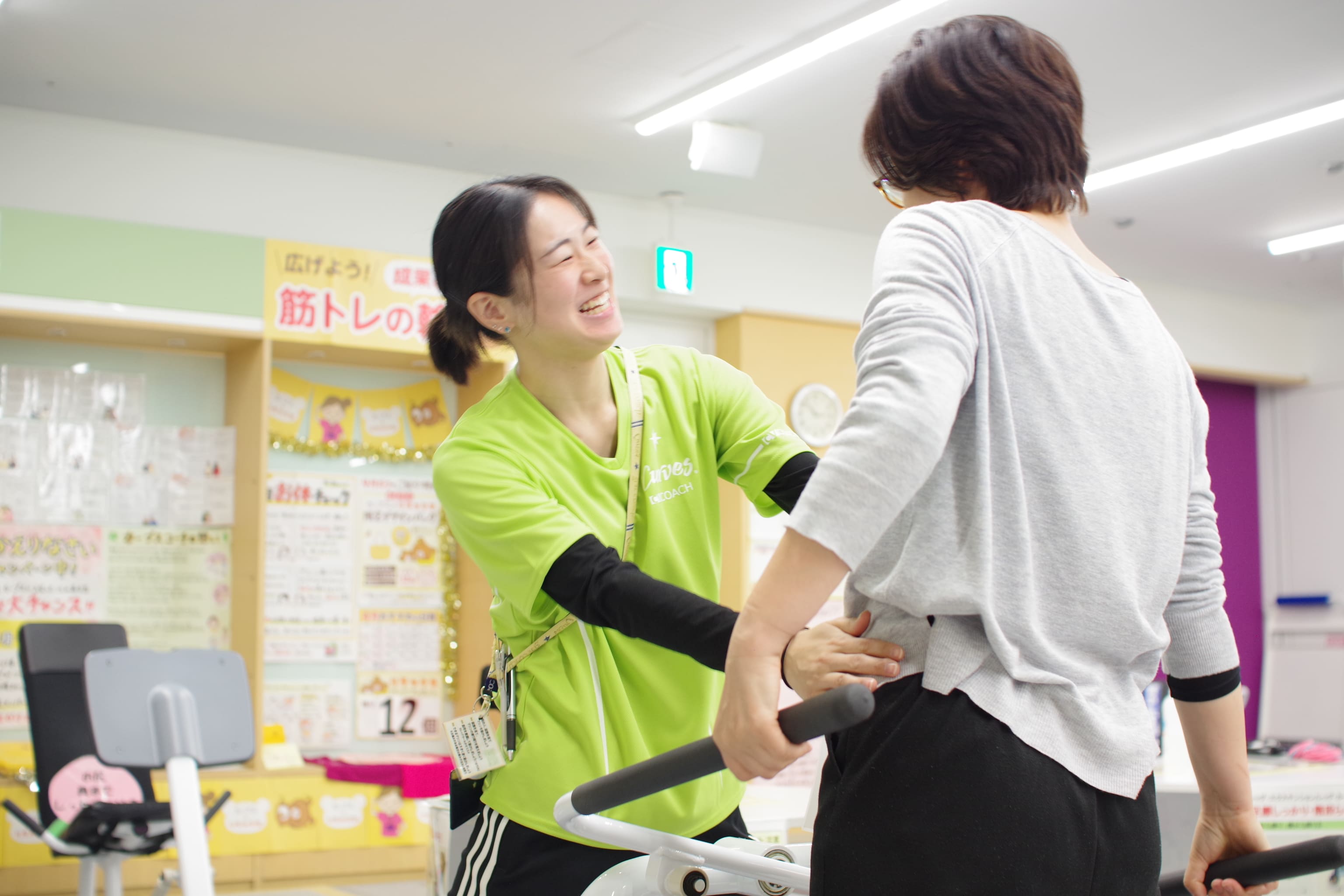 スタッフとお客様が笑顔で運動に取り組む様子