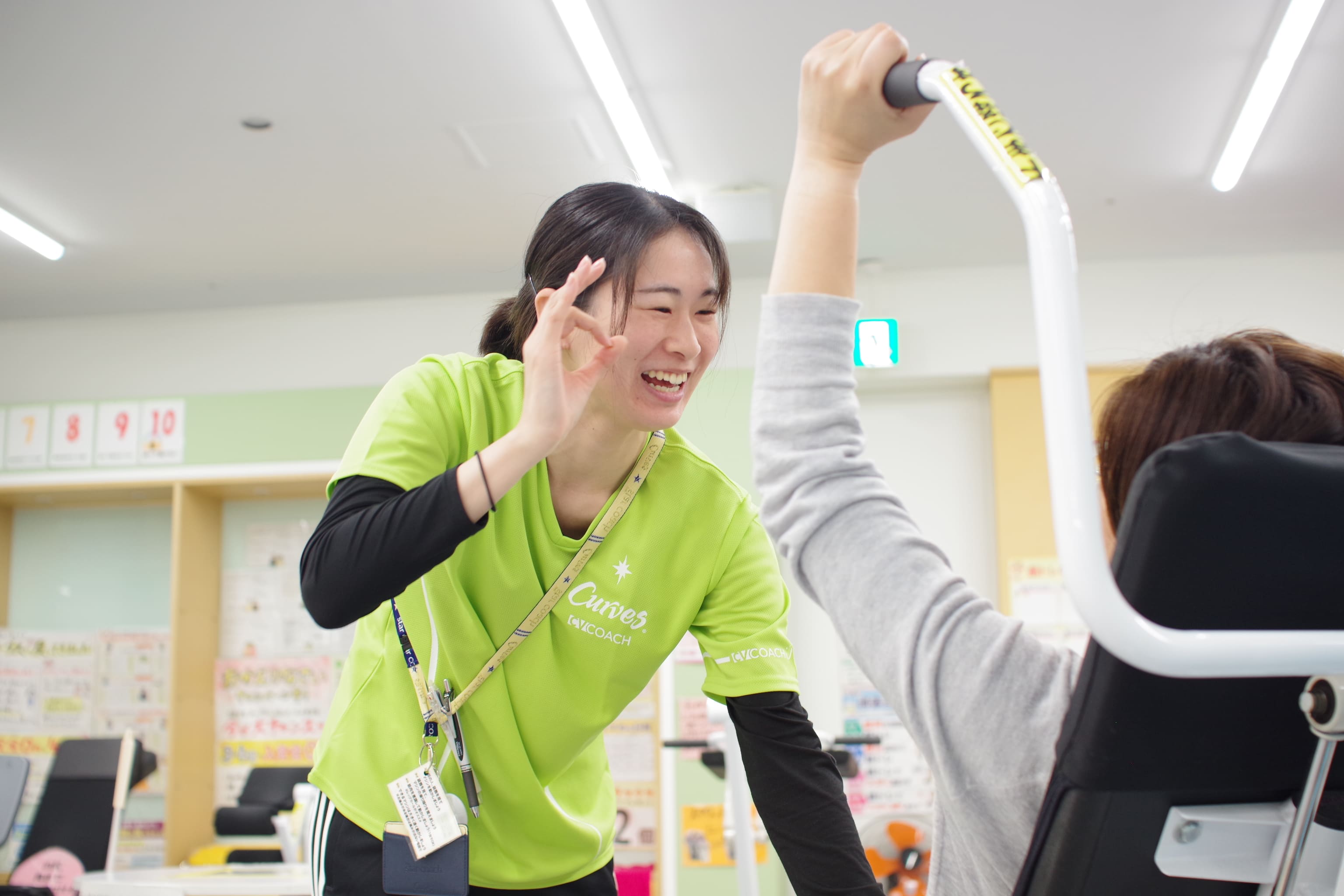 スタッフがお客様の運動をそばで見守っている様子